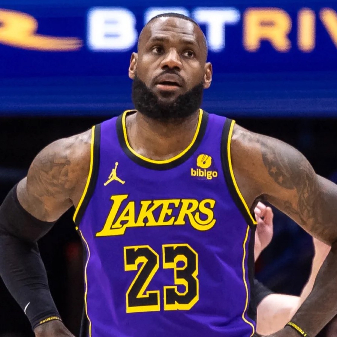 出色防守引发热议！，詹姆斯在TL比赛中锐不可当观众掌声雷动的简单介绍